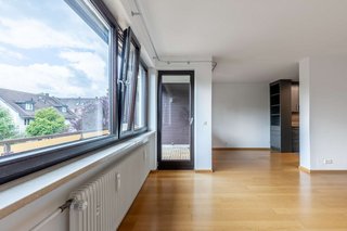 Wohnzimmer mit Zugang zum Balkon