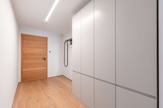 Hochwertige Schreinerankleide