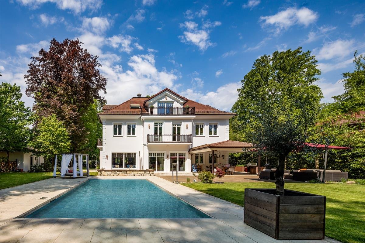 Pool Gartenseite