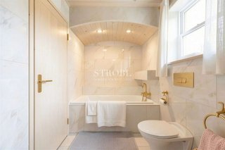 Badezimmer mit Wanne - (KI generiert)