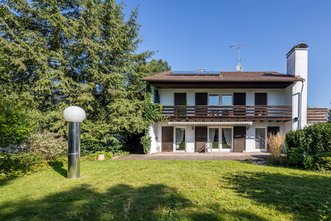 Grundstück mit Altbestand im ruhigen Straßlach