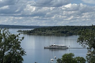 Hanglage - Grundstück mit Panoramablick über Herrschinger Bucht