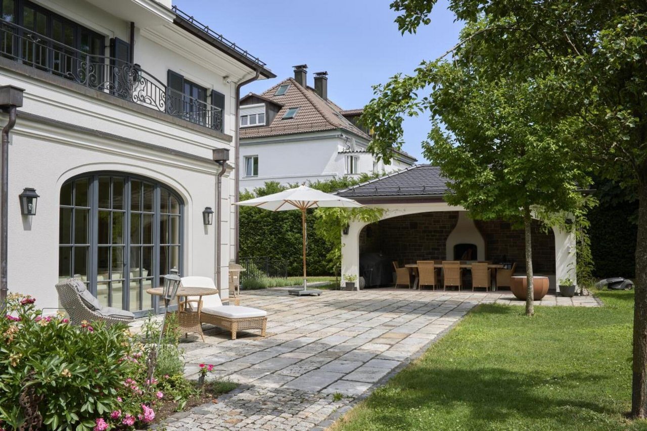 Blick auf das Grillhaus