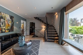 Hochwertig saniertes Familiendomizil mit Einliegerwohnung am Perlacher Forst