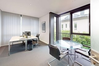 Einzelbüro mit Besprechungstisch