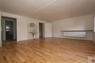 Zimmer mit Zugang zum Balkon