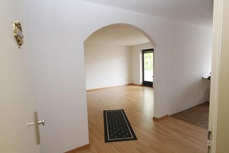 Renovierte 2- Zimmer- Wohnung mit Parkettboden
und Balkon nahe der U-Bahn!