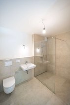 Modernes Bad mit Glasdusche