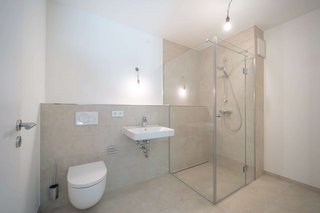 Modernes Bad mit Glasdusche