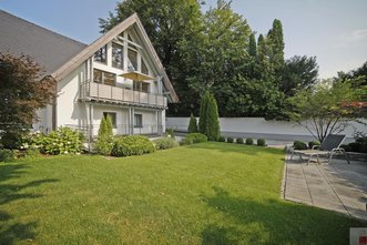 SET YOU FREE. Traumhafte Eigentumswohnung auf zwei Ebenen im Herzen Grünwalds.