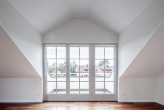 Sonnenanbeter! Helle Dachgeschosswohnung mit Blick auf historischen Hof