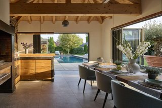 Grillhouse mit Blick auf den Pool