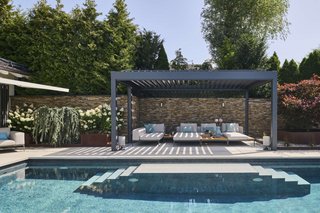 Poollandschaft mit Pergola