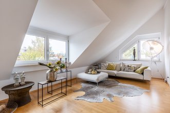 Verbindungen schaffen Wohnlichkeit.
Elegante Galerie-Wohnung in München-Solln.