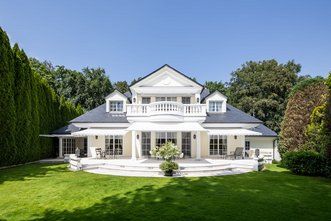 Die Villa am Isarhochufer in Grünwald.