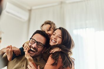 Familie freut sich über den erfolgreichen Verkauf ihres energieeffizienten Hauses.