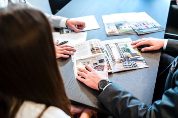 Immobilien Strobl stellt Unterlagen für Immobilienverkauf zusammen