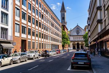 Straße mit Wohnhäusern und Kirche in München-Maxvorstadt
