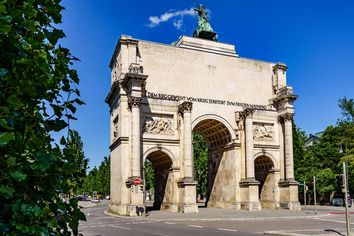 Siegestor in München bei Sonnenschein