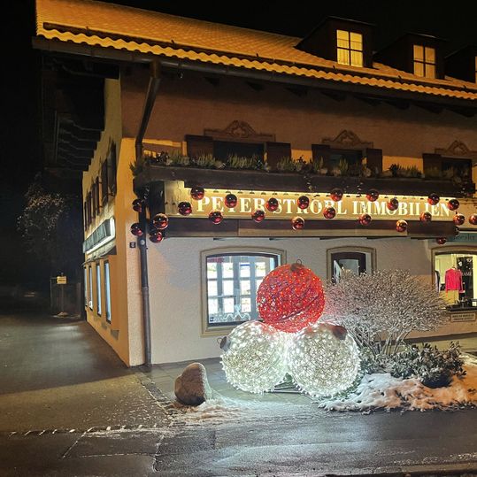 Ansicht Gebäude STROBL Immobilien zur Weihnachtszeit