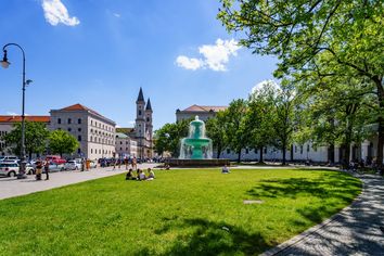 LMU-Brunnen am Geschwister-Scholl-Platz