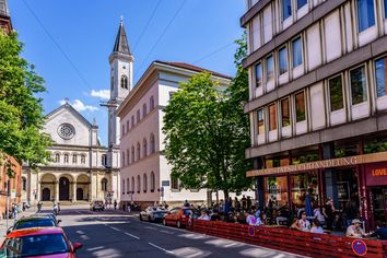 Fachbibliothek Philologicum der LMU mit Ludwigskirche im Hintergrund