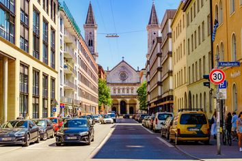 Schellingstraße mit Blick auf die Ludwigskirche