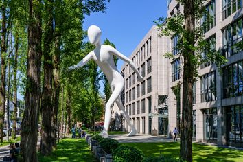 Walking Man an der Leopoldstraße