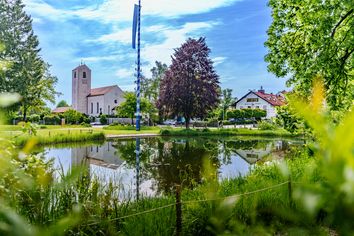 Weiher im Dorfkern von Straßlach-Dingharting