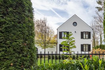 Denkmalgeschützte Haus hinter Gartenanlage
